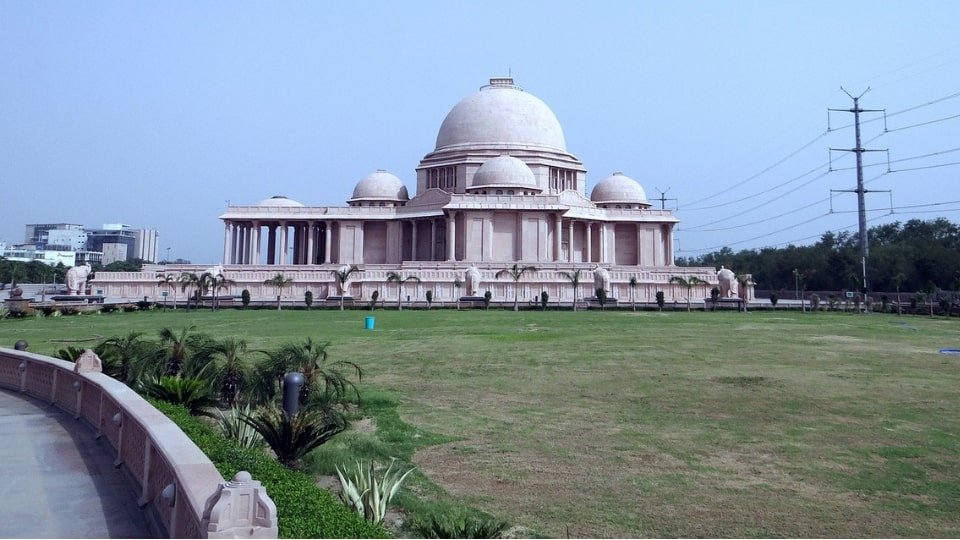 Dehradun to Noida Taxi Service
